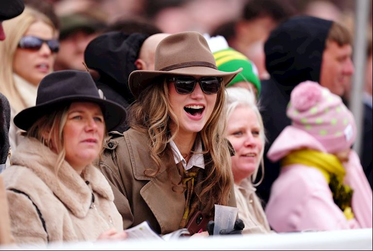 Racegoers_2 (7).jpg