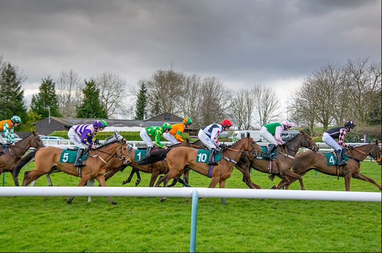 Warwick Racecourse to welcome racehorse owners, Annual  and hospitality customers for spectat