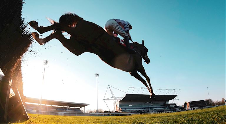 THE £150,000 HANDICAP CHASE AT KEMPTON PARK IN FEBRUARY IS RENAMED “THE CORAL TROPHY” 