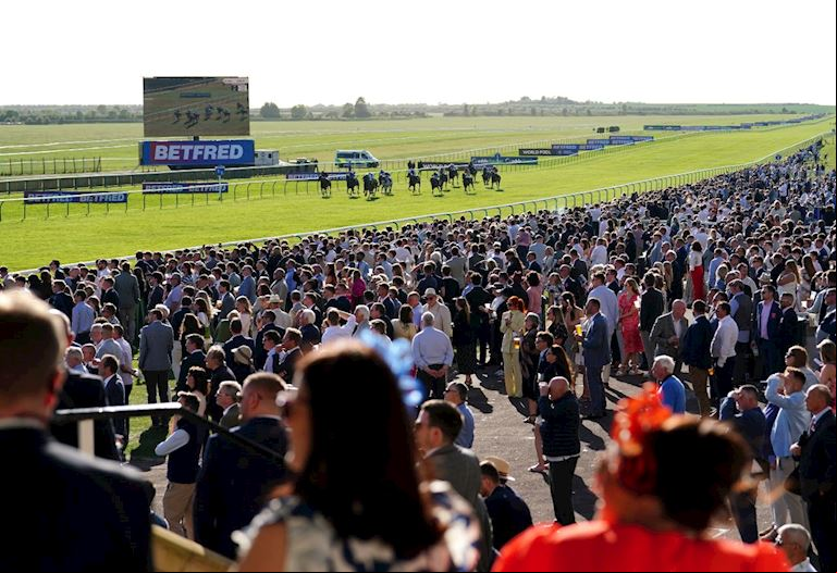 Guineas Racegoers.jpg